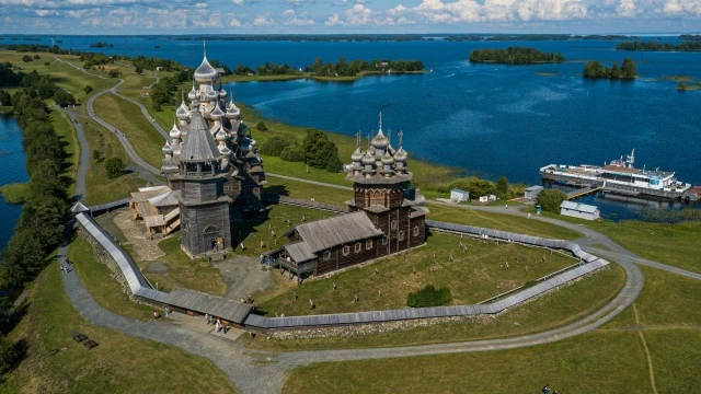 🇷🇺 Кижи — небольшой остров в Республике Карелия, известный памятниками русского дерев...