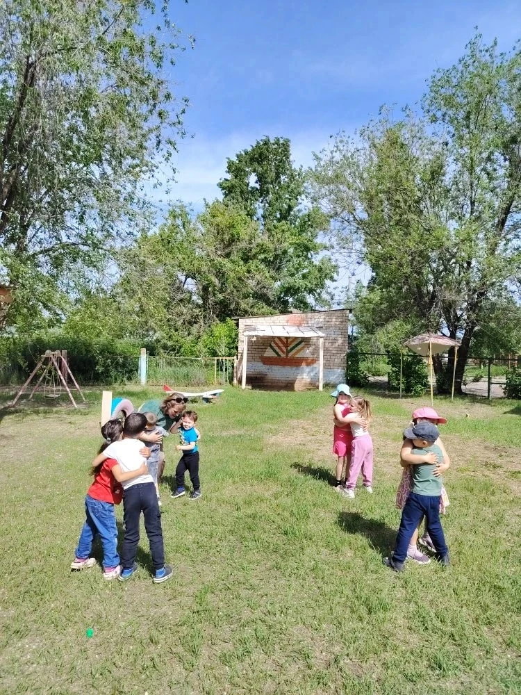 Весёлая летняя зарядка на свежем воздухе! 🌞