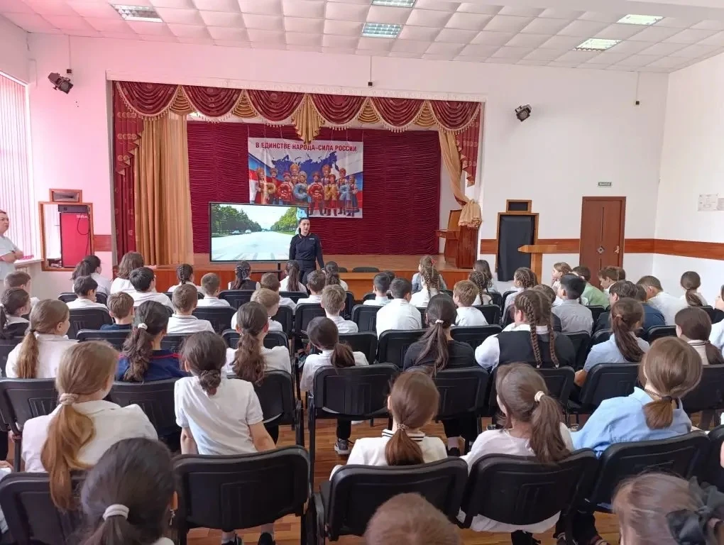 Старший инспектор группы пропаганды ОГИБДД Управления Анна Борисова провела важную встр...
