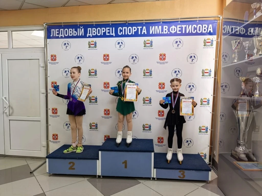 На всероссийских соревнованиях по фигурному катанию на коньках "Сибирские коньки", Моисеева Есения (