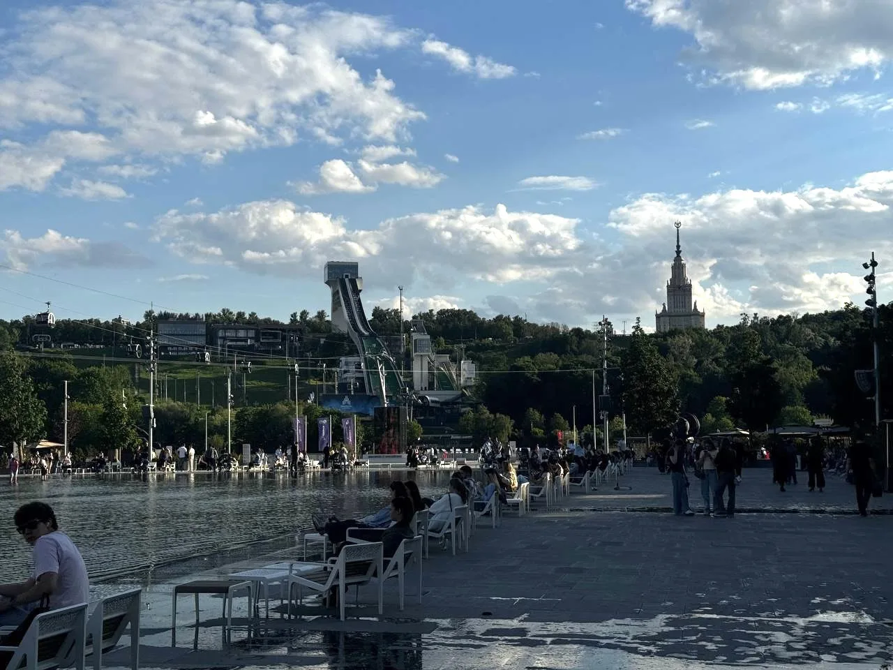 Поздравляю вас с Днём России! 🇷🇺

Да, мы в Москве как никто другой привыкли к насыщенным дням) Поэ