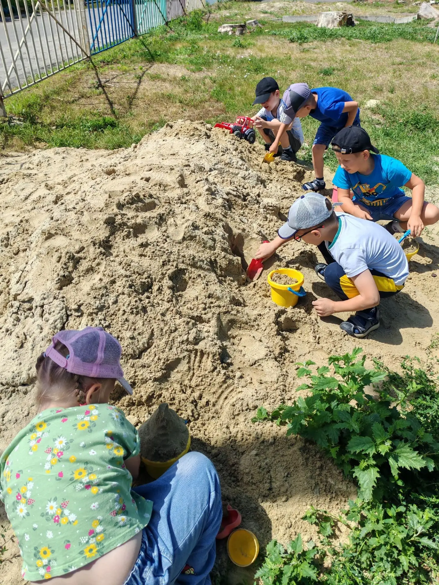 🏖️ Песок — это целая вселенная для ребёнка! 🏖️

А вы замечали, как загораются глаза малышей, когда