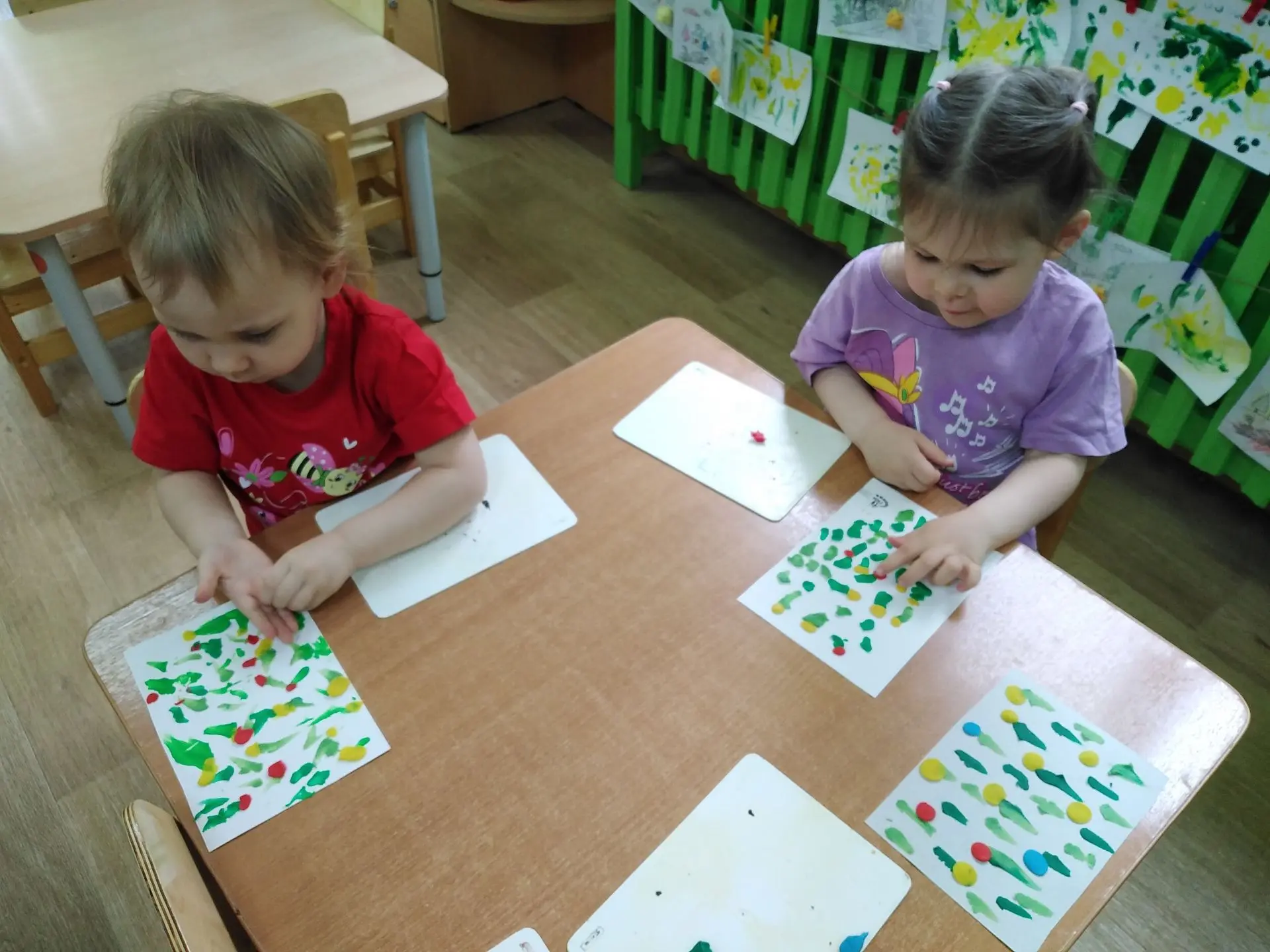 🌱🌱🌱Малыши 1 группы любят лепить. Лепим "Травку для коровушки", развиваем мелкую моторику, учимся 