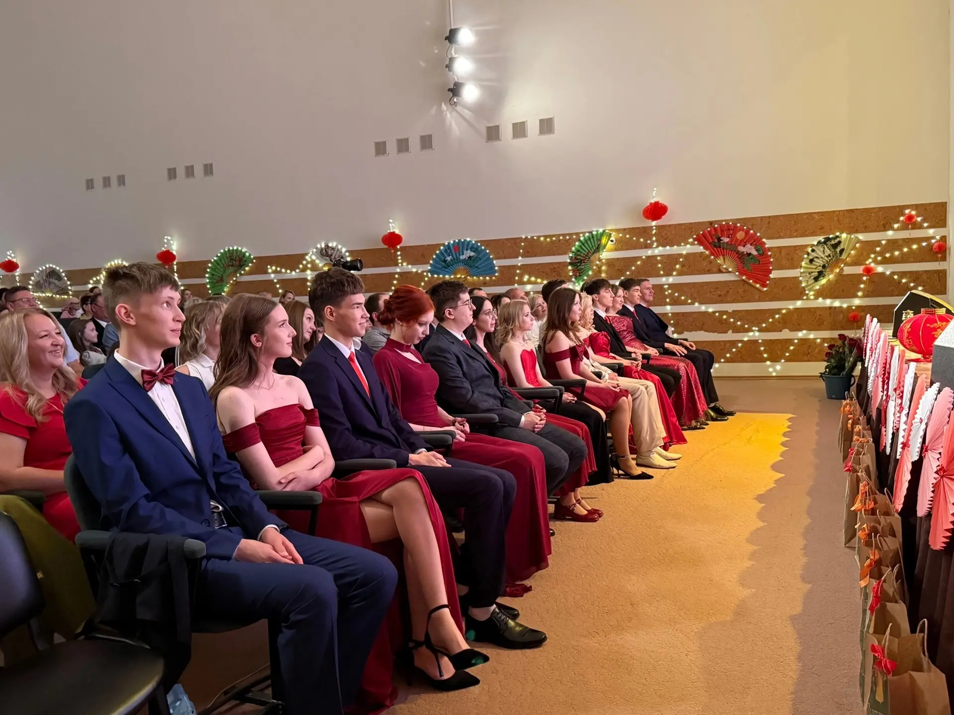 ✨ Магия «Бала фонарей»: как прошел наш Выпускной 2026! ✨

27 июня наша школа погрузилась в атмосферу