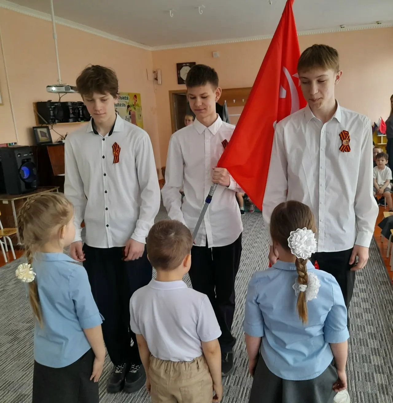 Обучающиеся 8а класса Белинский Дмитрий, Зяблицев Гордей и Ярославцев Данил торжественно передали Зн