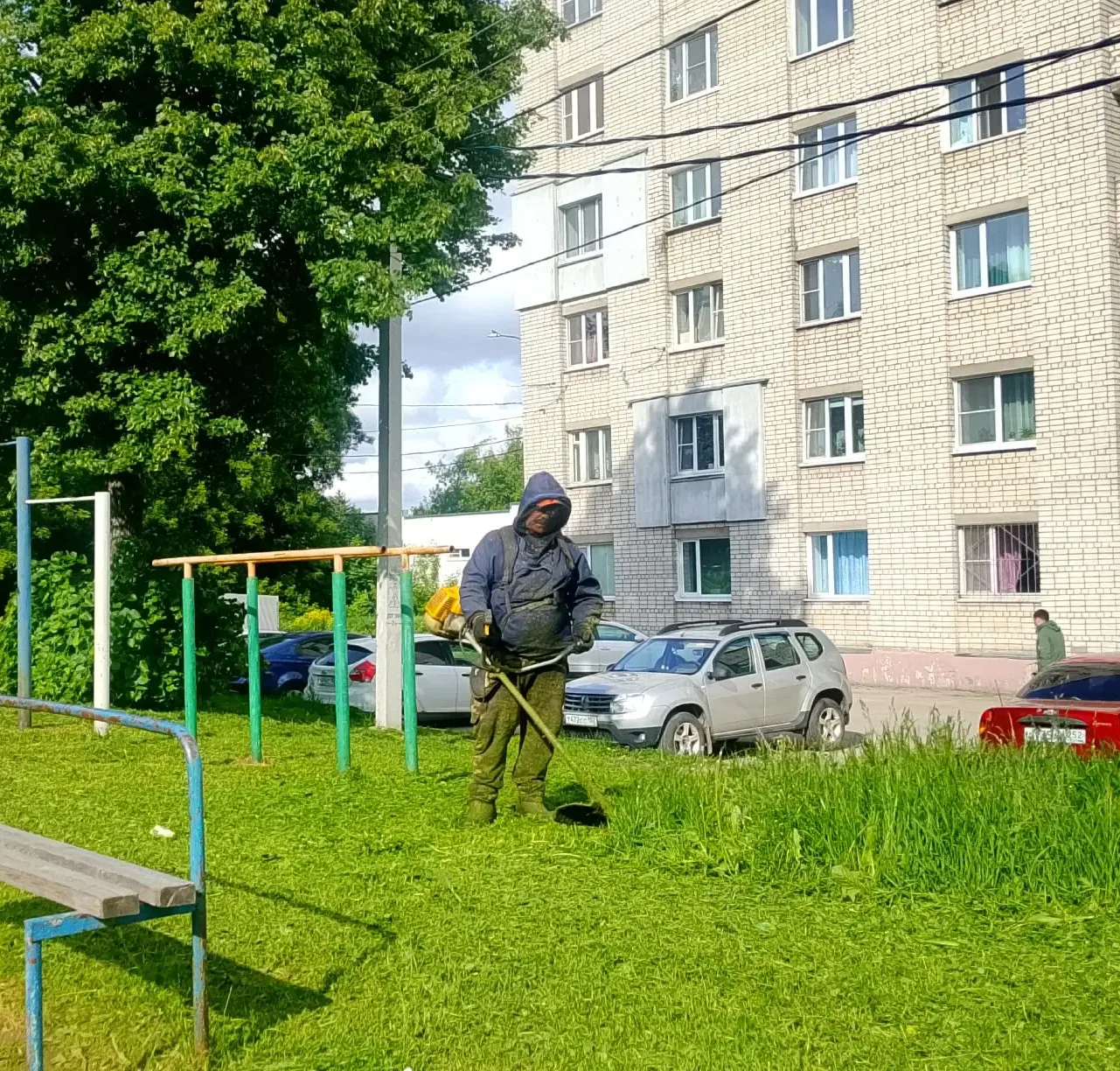 Продолжаем работы по покосу травы на придомовых территориях.✅