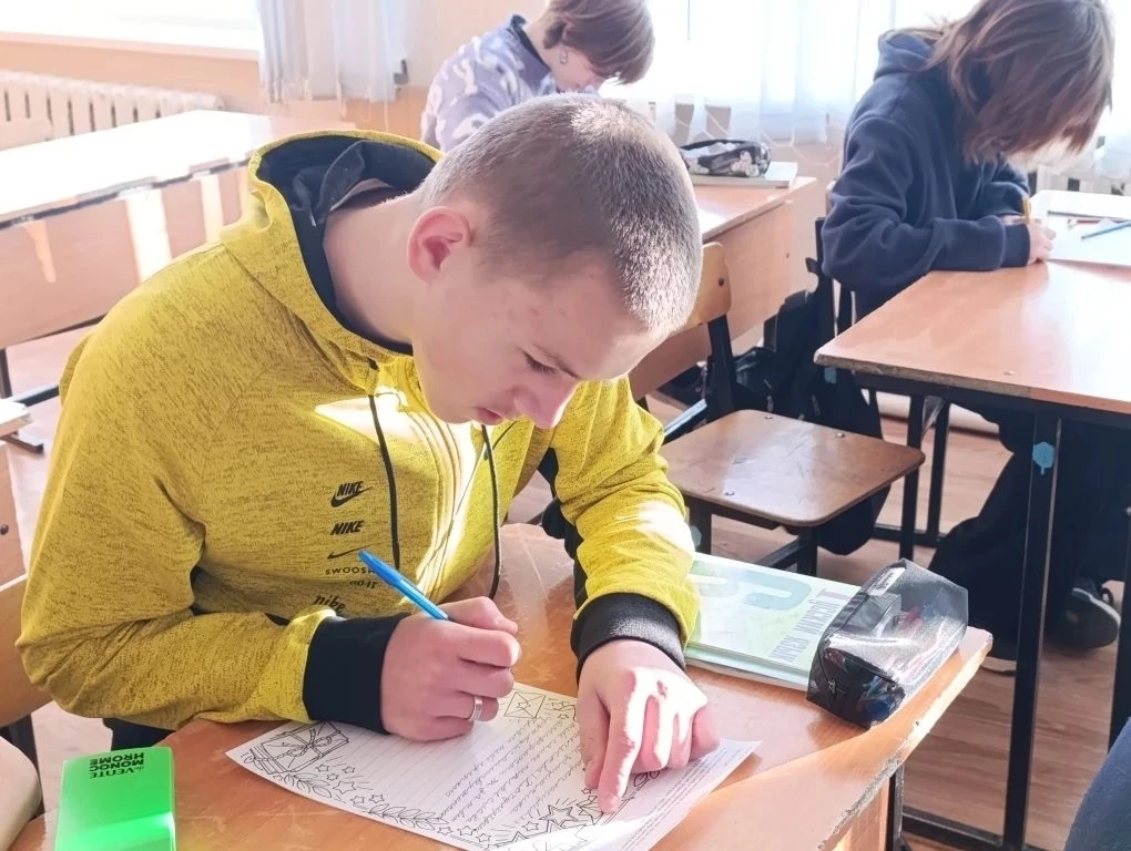«Тепло детских рук и слова поддержки: школьники собрали гуманитарную помощь для бойцов СВО ко Дню за
