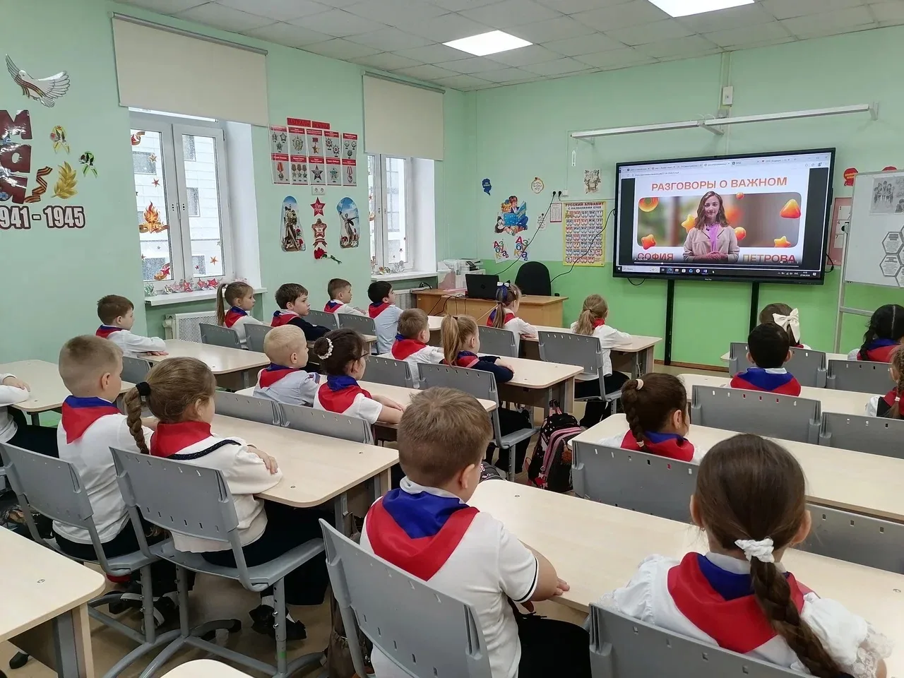 🇷🇺Тема сегодняшнего занятия «Разговоры о важном» - «Что значит работать в команде? Сила команды»  Ко