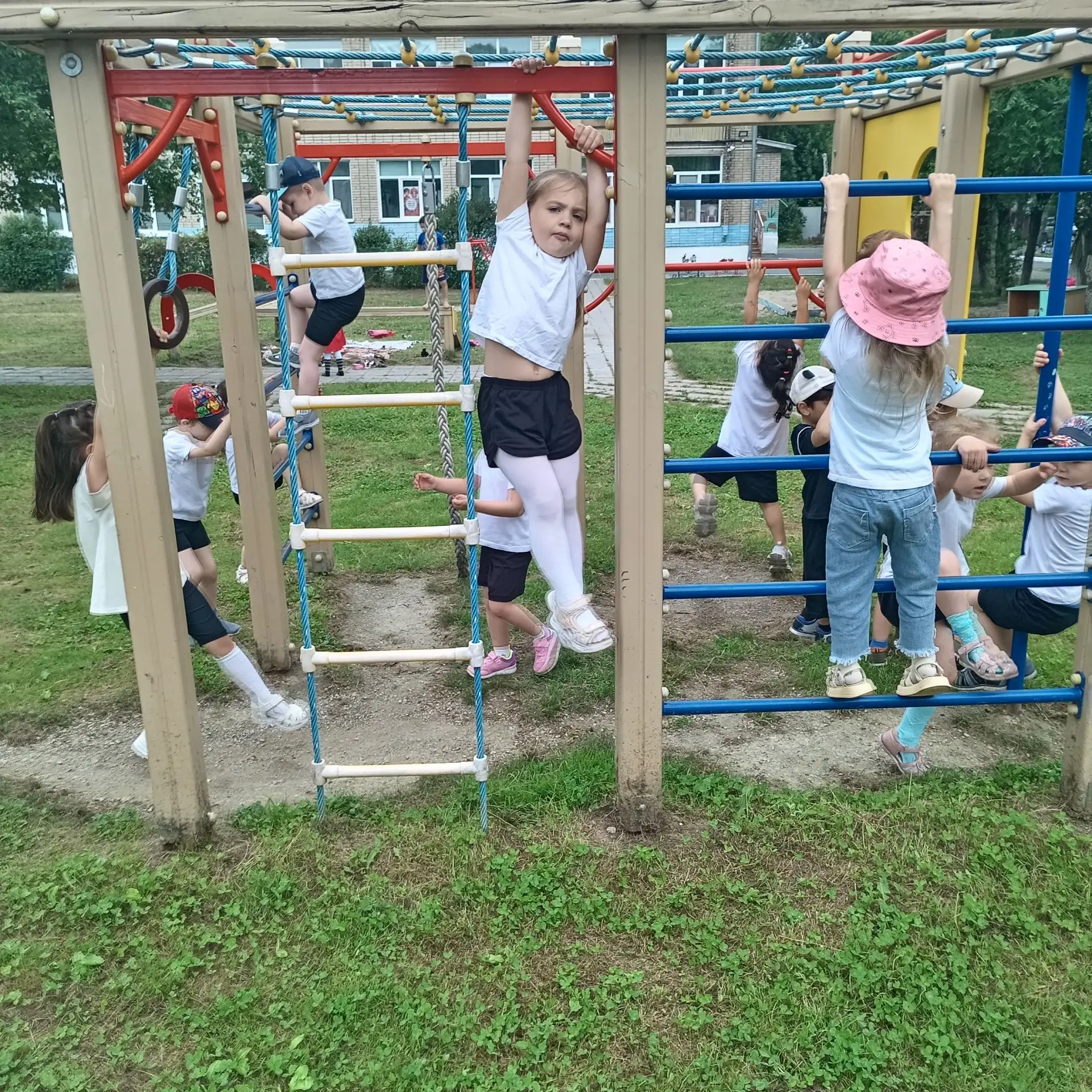 На этой неделе занятие по физической культуре прошло не в зале, а на прогулке! Солнце, свежий ветеро