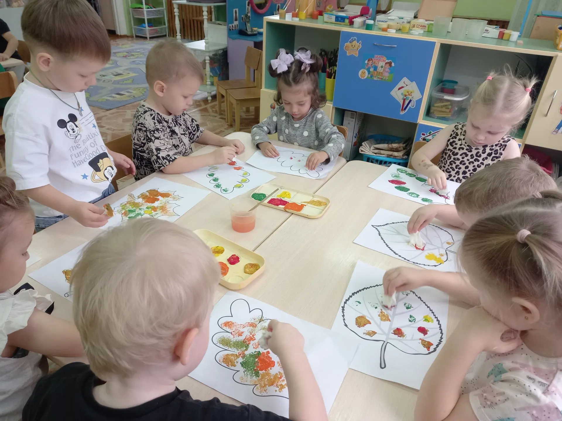 Сегодня наши малыши превратились в настоящих художников осеннего леса. Вооружившись смя...