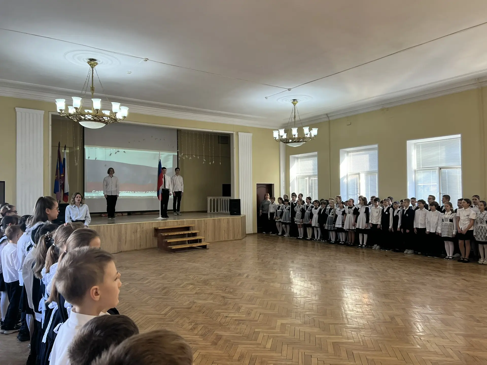 Понедельник по традиции в нашем лицее начался с торжественной церемонии выноса флага РФ...