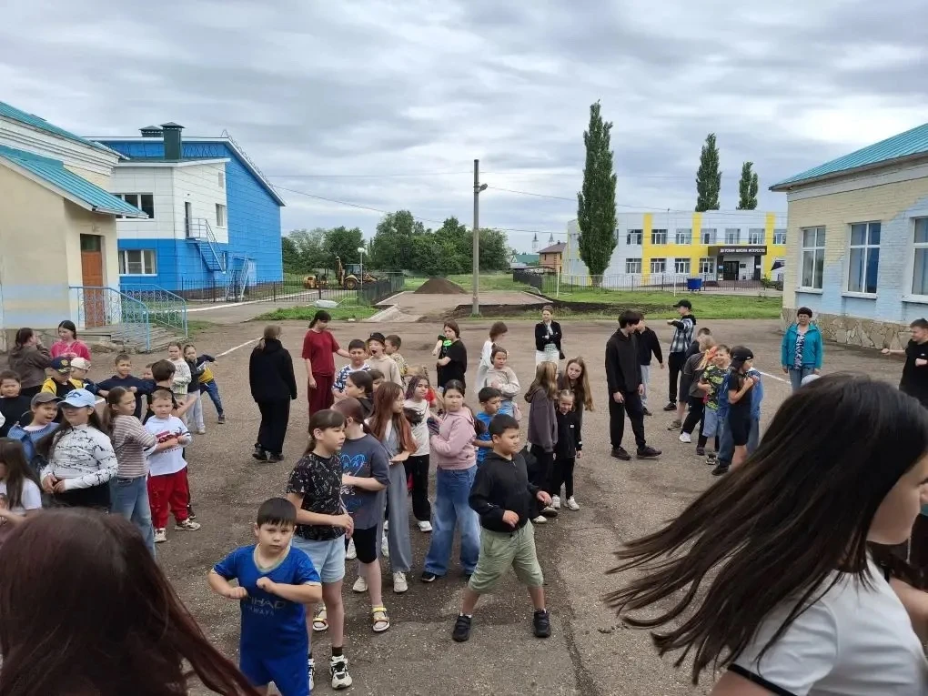 Солнце встало, мы проснулись, потянулись, улыбнулись!Каждое солнечное  утро в нашем лагере начинаетс