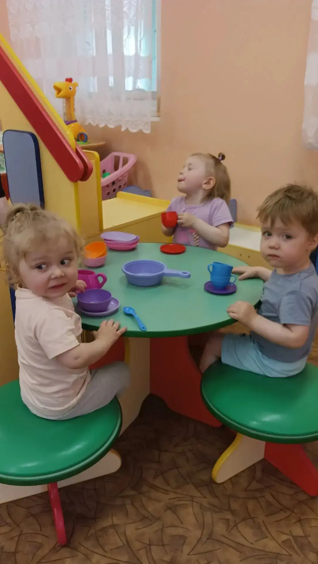 Маленькие помощники 👶🍵

В ясельной группе корпуса «Малыш» кипит самая настоящая «взрослая» жизнь! 
