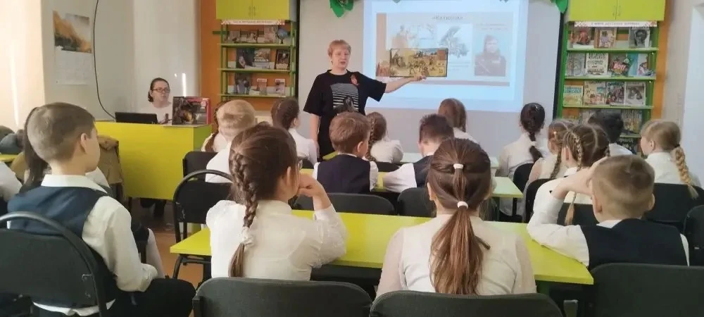 📚 Мы славим подвиг деда! Помним, гордимся, чтим  🇷🇺 Ученики 3 «Б» класса посетили библиотеку на улиц
