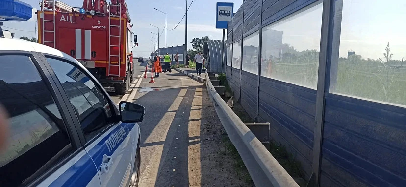 ❗️ В Саратове иномарка протаранила остановку