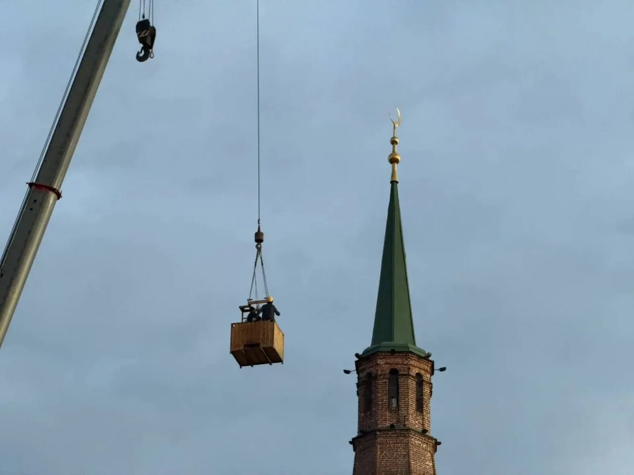 С башни Сююмбике в Казани сняли полумесяц.