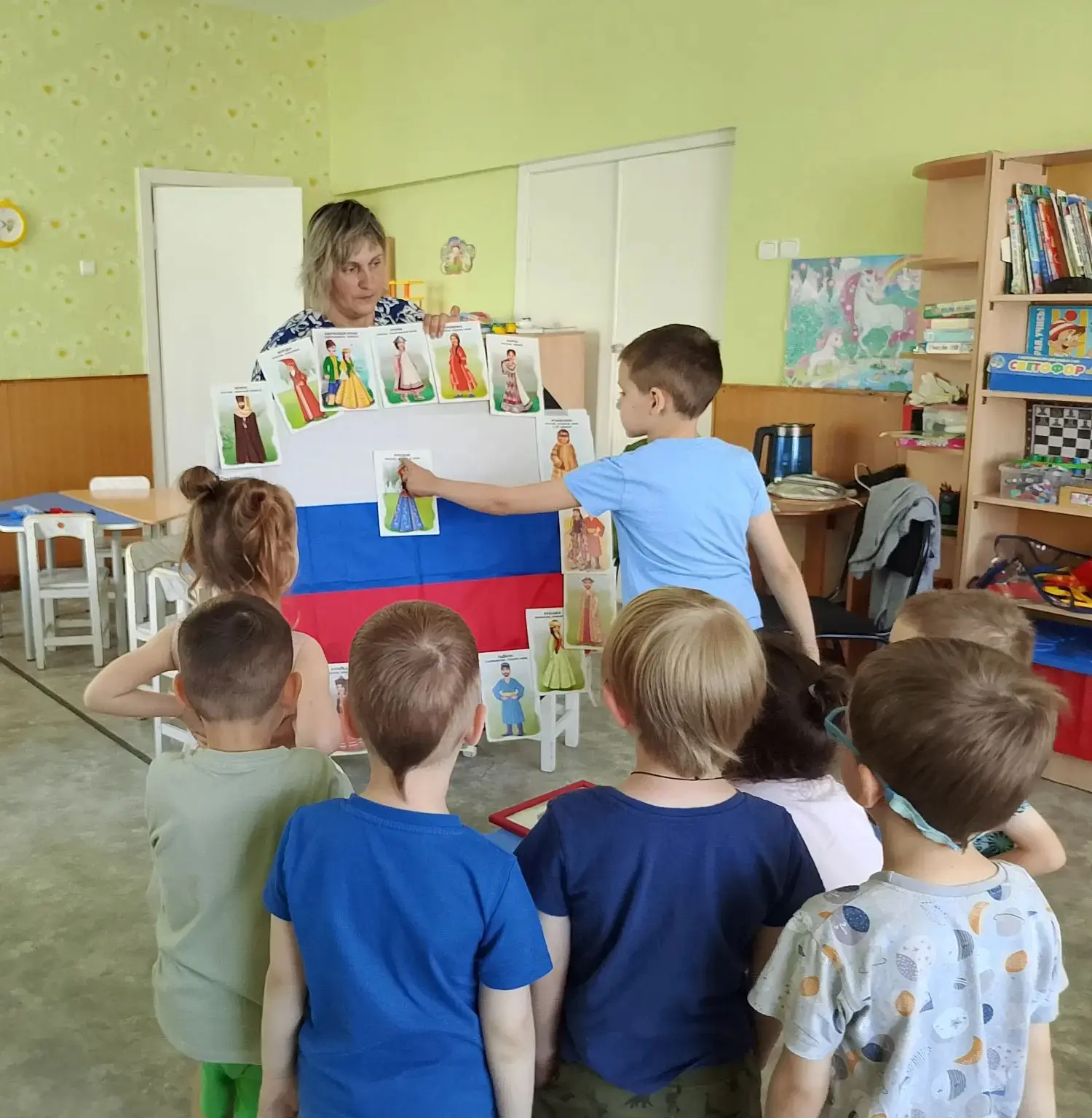 Коллективная работа воспитанников средней и подготовительной группы «Земля дружбы»

Направление: соц