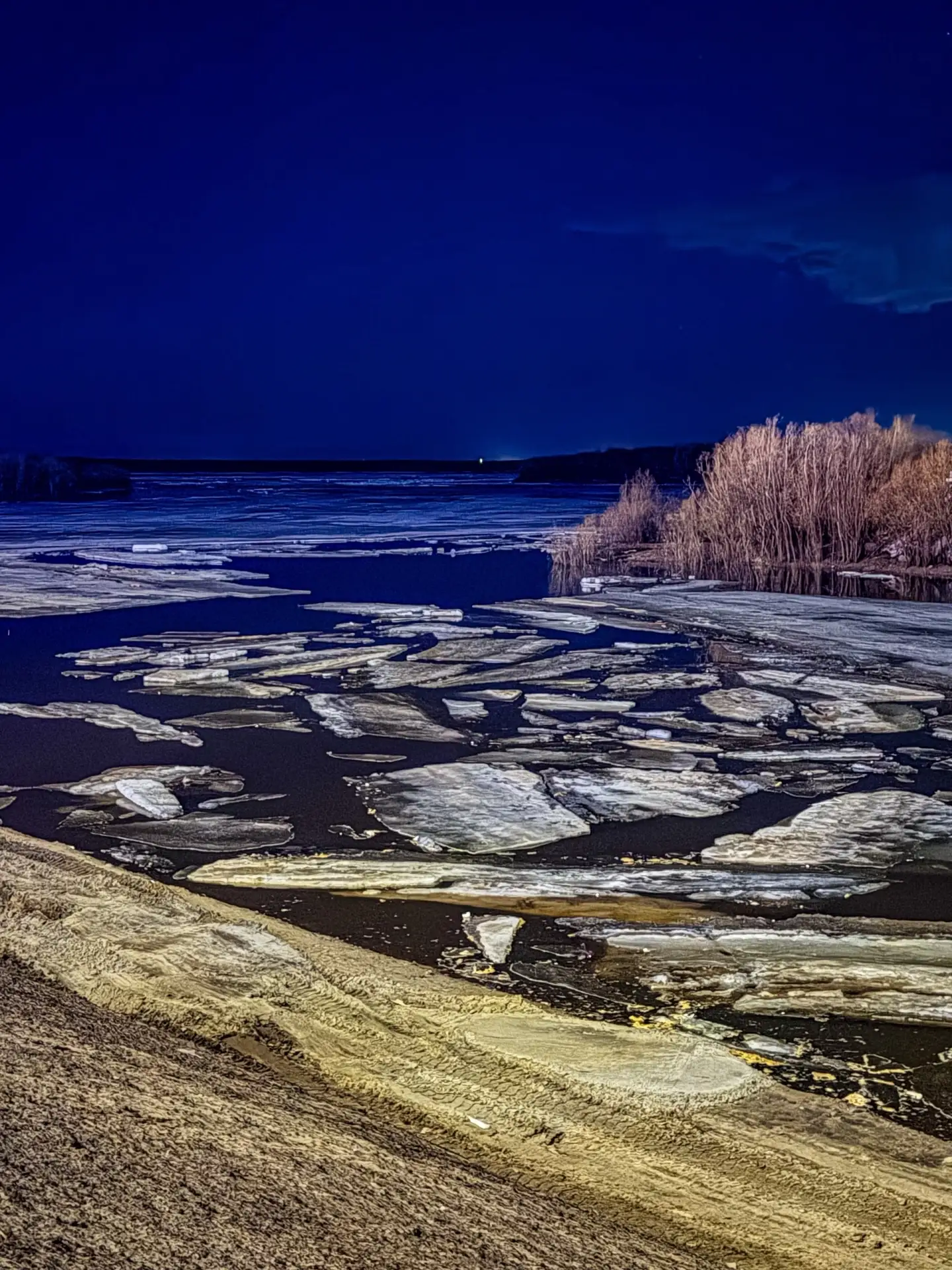 ✨ Вечер добрый! Городские огни отражаются в реке, по которой идёт ледоход — красота, от которой зами
