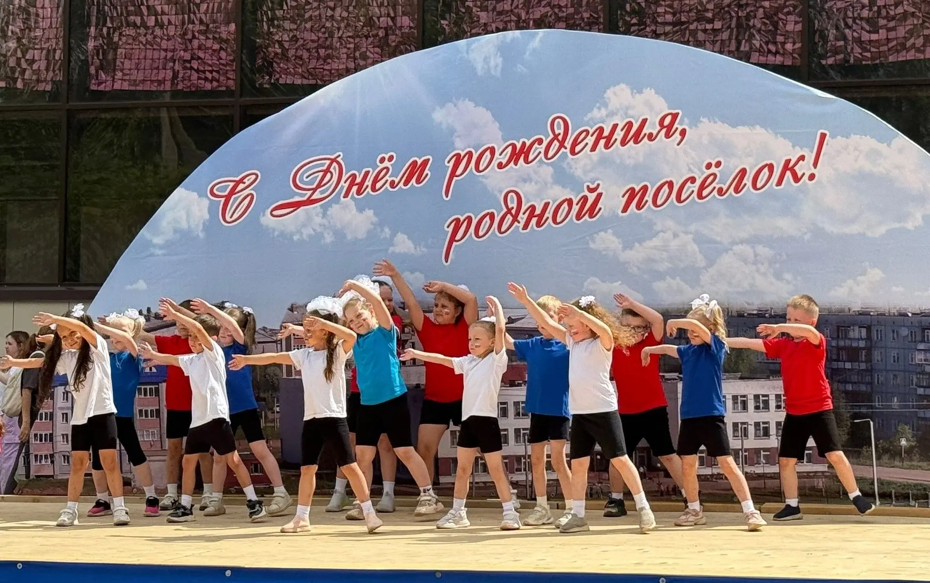Ура!🎉 
Наши звёздочки из подготовительных групп выступили на празднике «День посёлка»! 
🇷🇺Ребята 