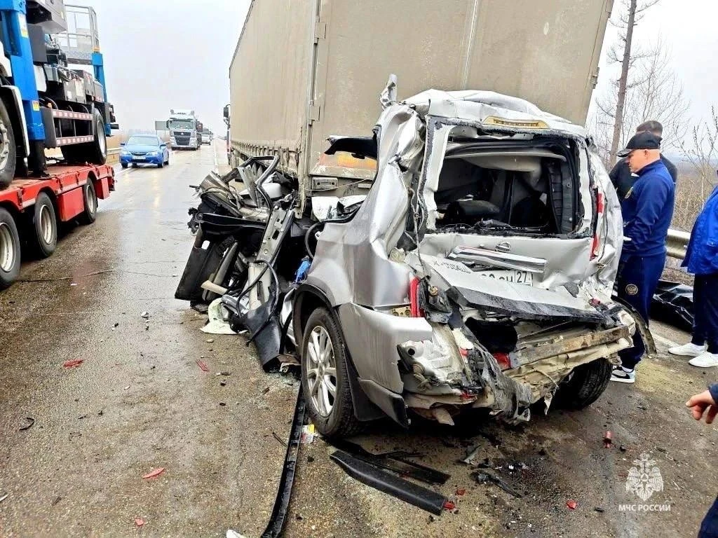 ⏺Жесткое смертельное ДТП из-за тумана… автомобиль спрессовало между грузовиками   На трассе Чита – Х