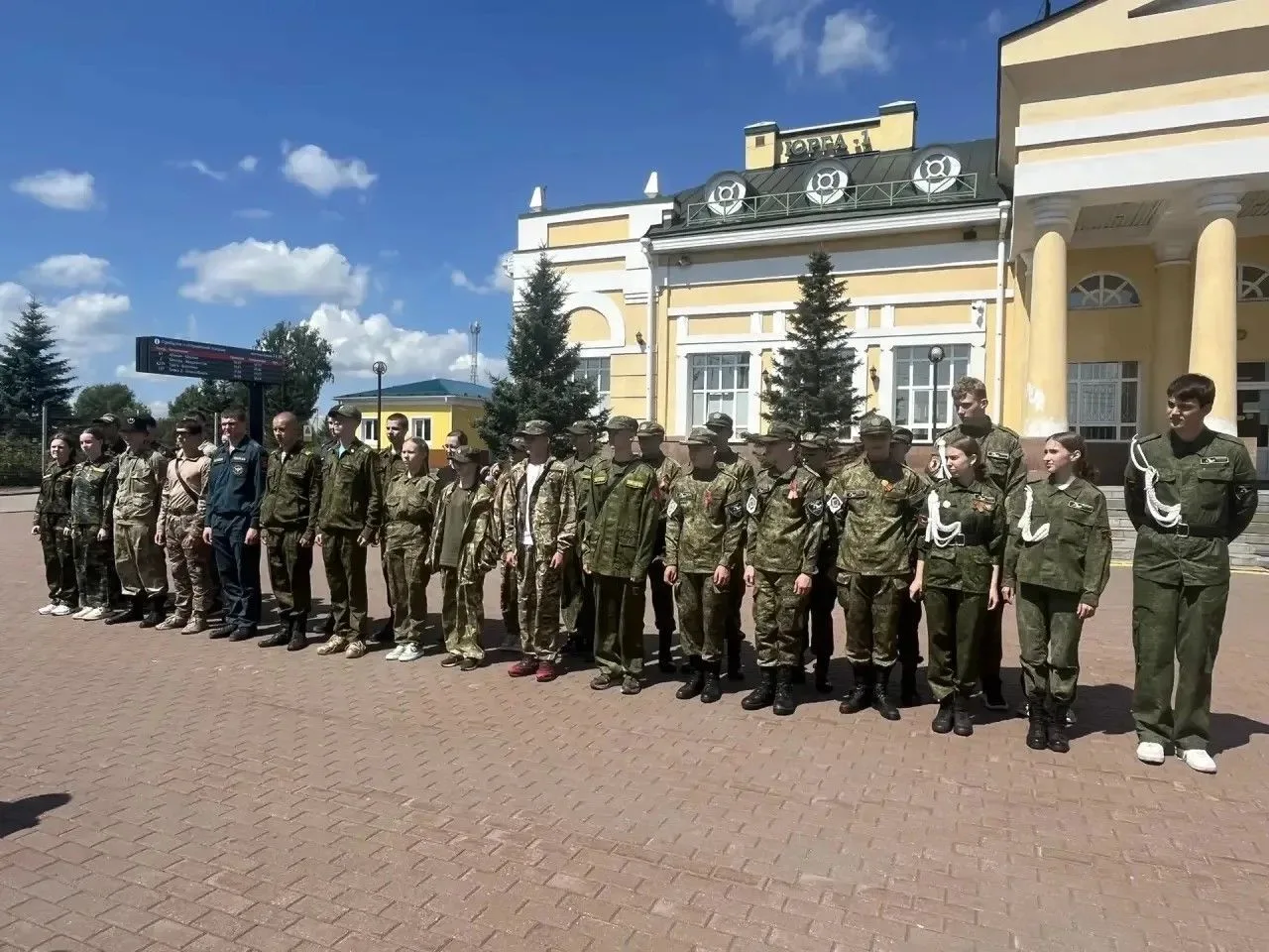 Бойцы прокопьевских поисковых отрядов «Знамя» (Дворец творчества) и «Костер» (детский д...