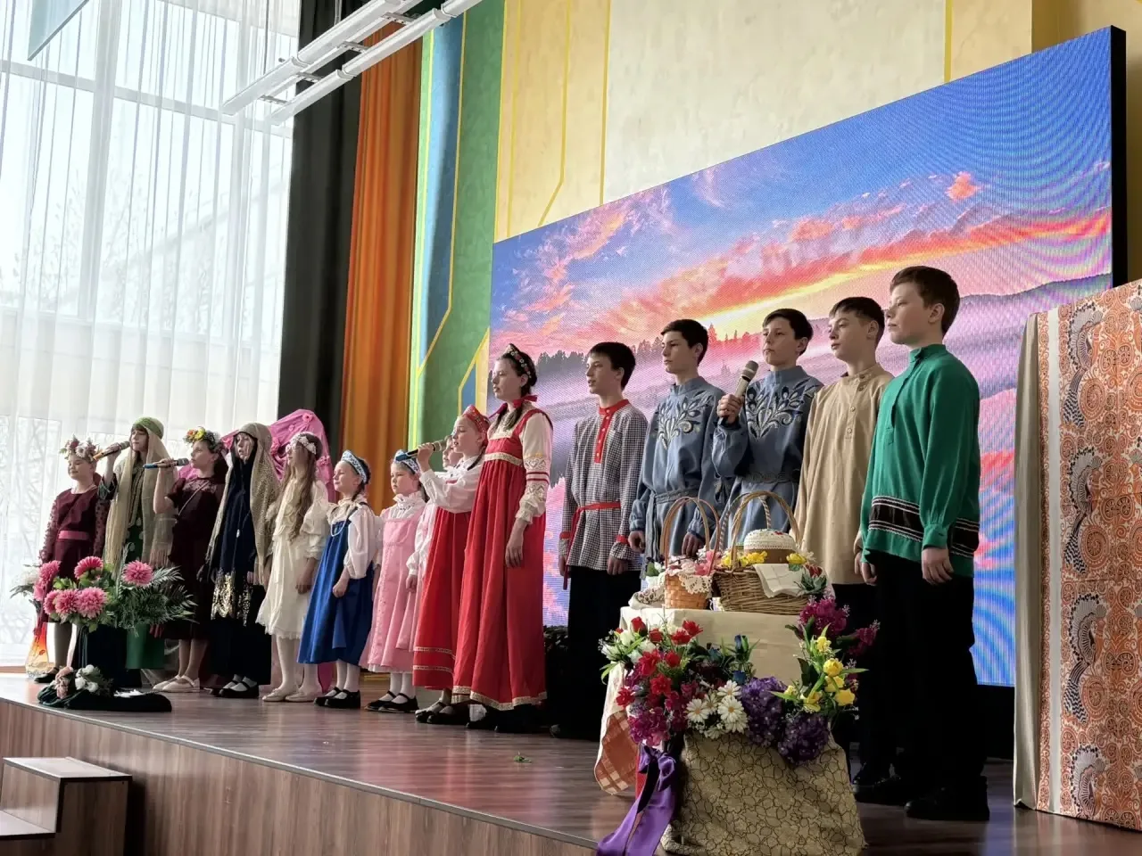 Сегодня в нашей школе с особым теплом и радостью принимали гостей — театральную студию прихода Иоанн