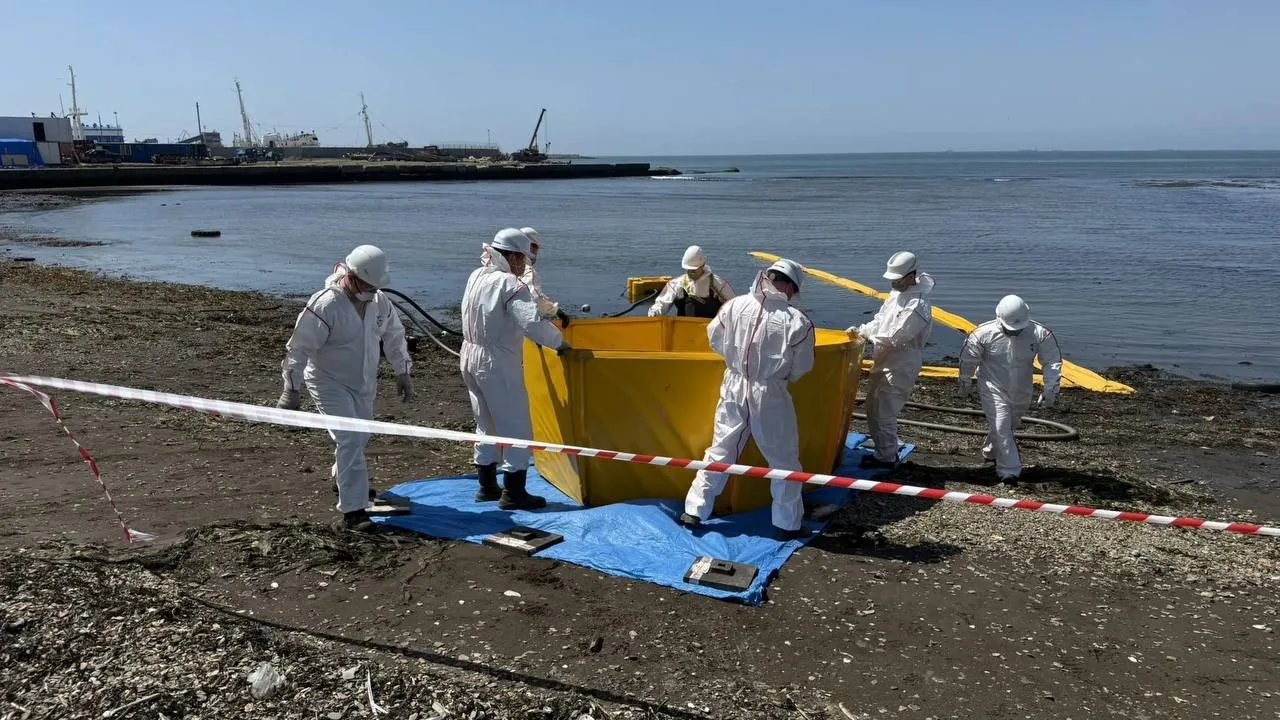 В порту Корсаков успешно прошли учения по ликвидации разлива нефтепродуктов