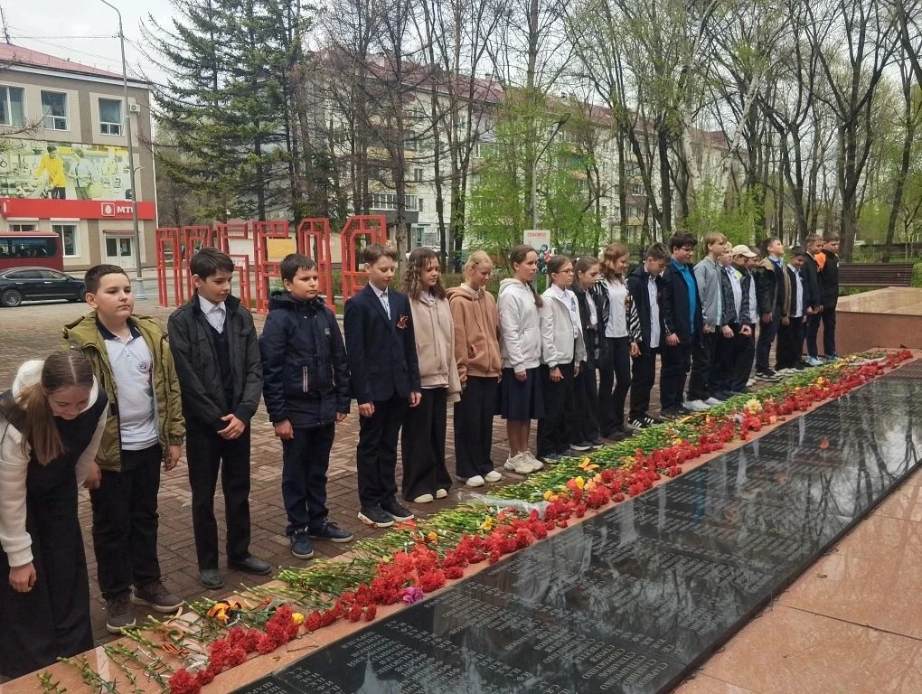 #ВозложениеЦветов #ИнтеллектПомнит #ДеньПобеды #СпасибоЗаПобеду #НавигаторыДетства #Росдетцентр #Дви