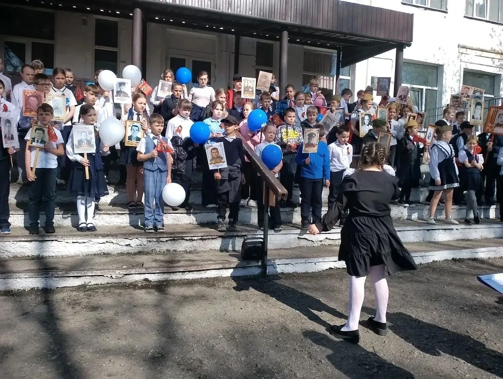 Традиционно сегодня прошла акция «Бессмертный полк» для учащихся 4-х классов, где ребята пронесли по