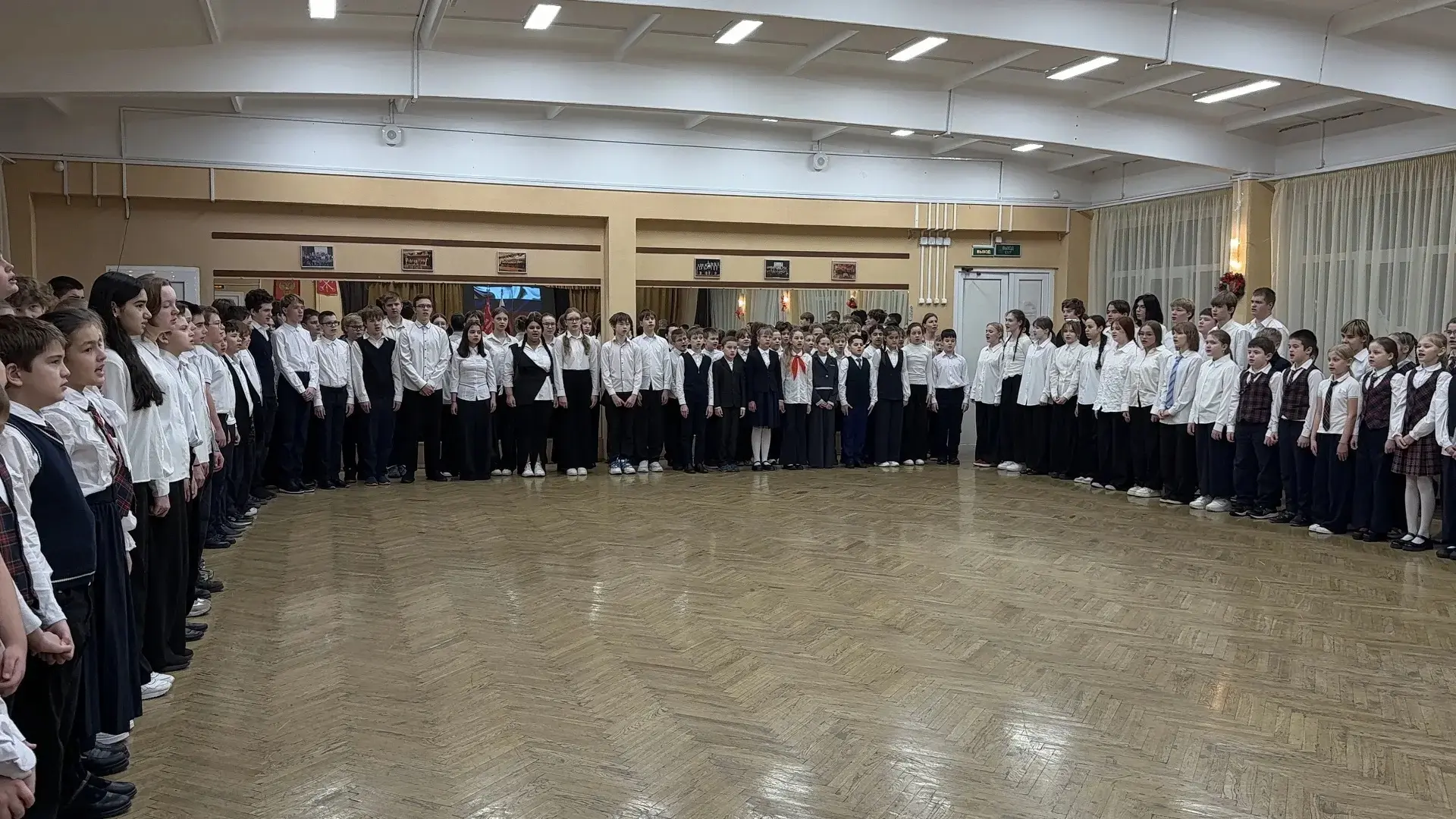 🇷🇺 Вынос флага 🇷🇺  Каждая учебная неделя начинается с торжественной церемонии выноса государственног