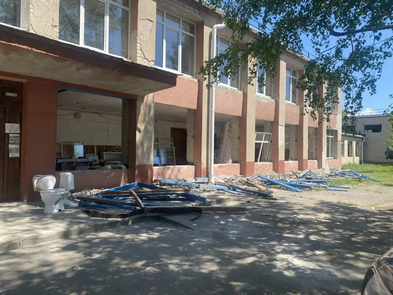В Доме культуры Новониколаевки началась масштабная замена окон благодаря шефской помощи  Шефы присту