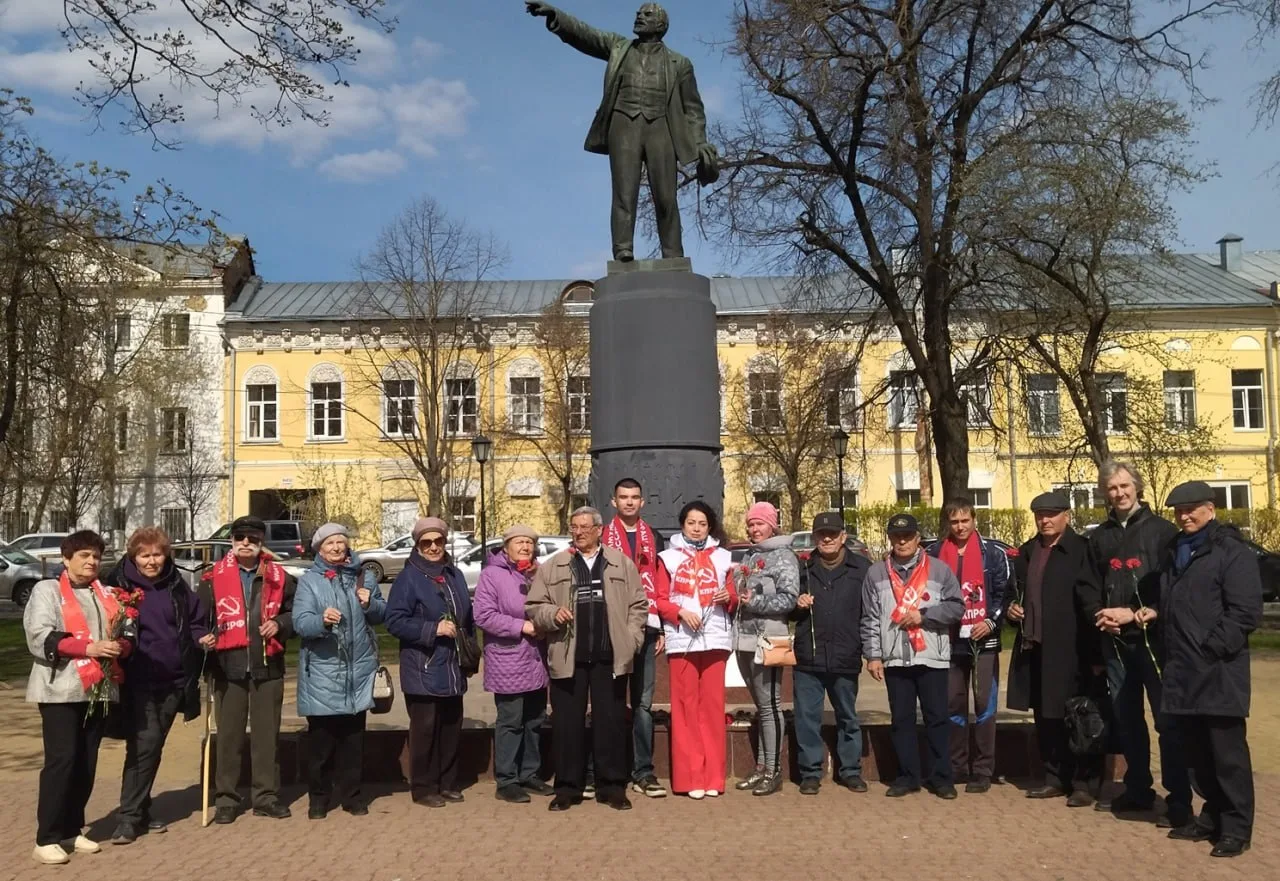 Возложение цветов к памятнику В.И. Ленину в Калуге стало административным правонарушением

Возложени