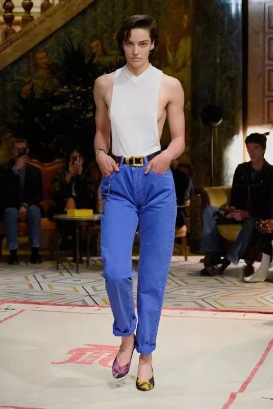 В поисках аналогов очень сейчас модных, цветных синих джинс Versace от Дарио Витале, наткнулась на э