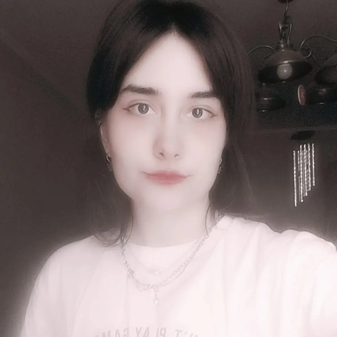 Привет! 

Меня зовут Даниэла, мне 22

Учусь в магистратуре, знаю английский и испанский языки. Со мн