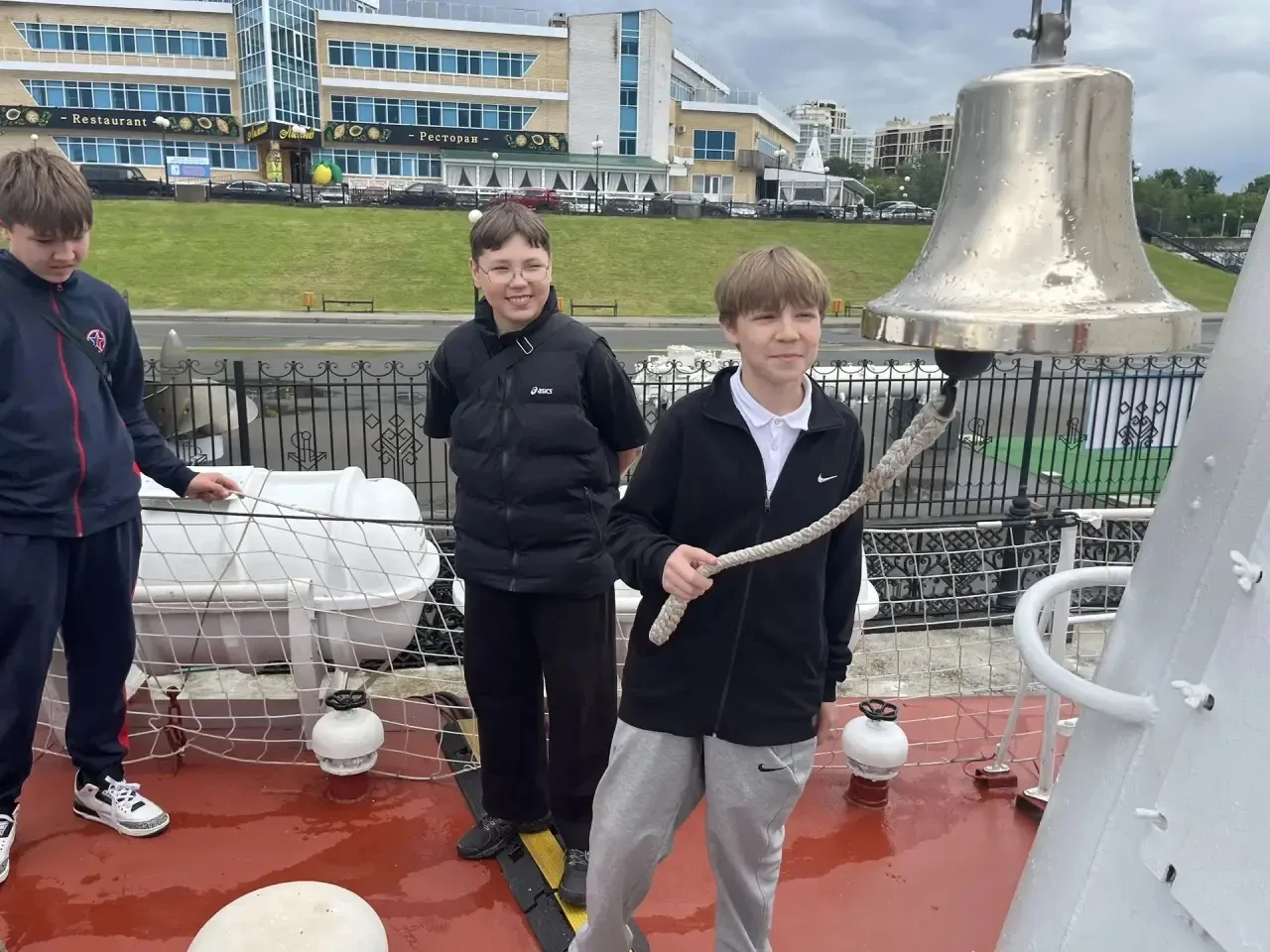 🌊 Вчера, 26 мая ученики 6Г, 5Г, 5В и 5Д класса совершили настоящее маленькое приключение — побывали 
