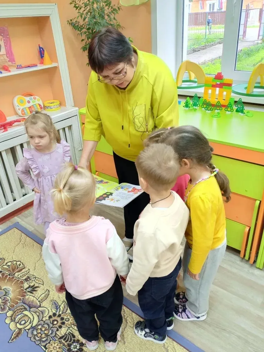 Знакомство детей с книжкой "Про умных зверюшек". Это книга стихов В. И. Лебедева-Кумача о правилах д