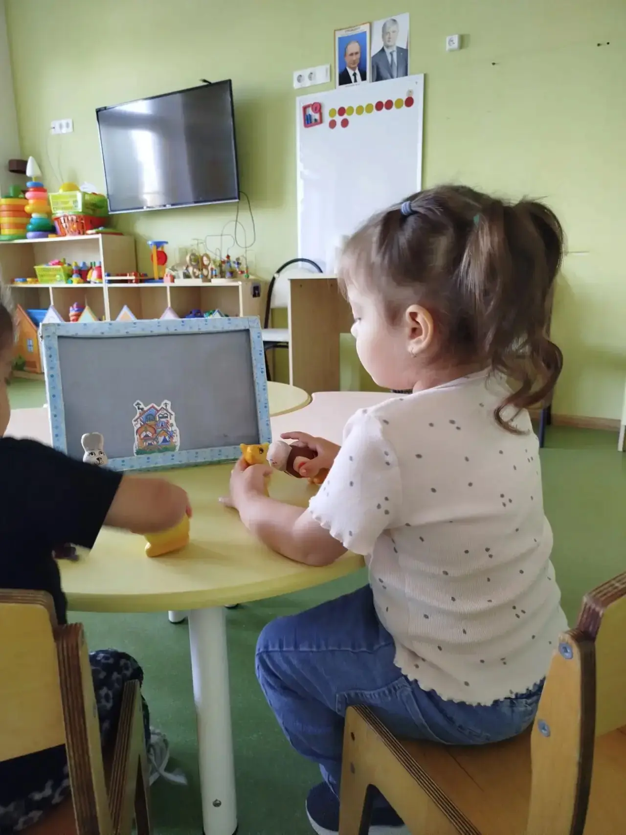 В нашем театре сегодня играют маленькие актёры.