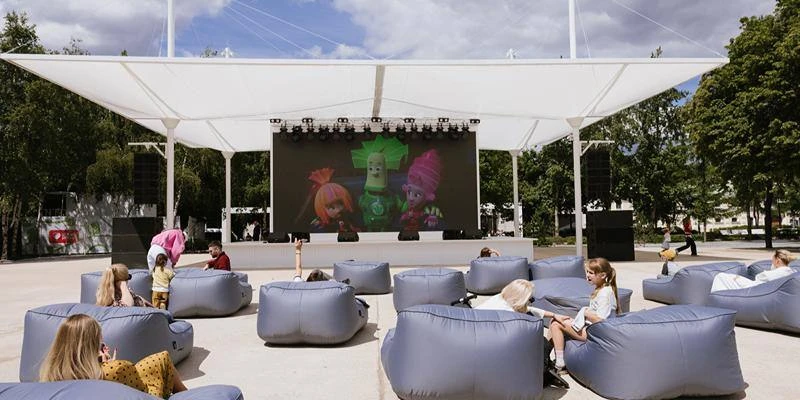 В Летнем маркете на Болотной теперь работает кинотеатр под открытым небом 🎥 🎞
📆  Каждую пятницу, 