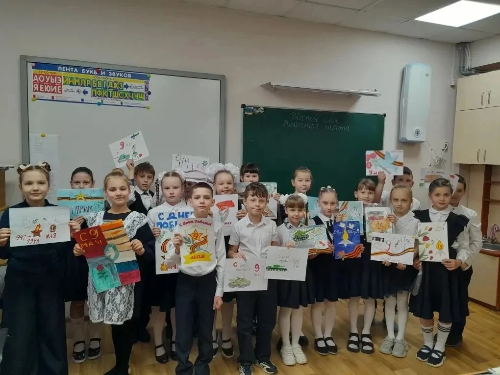 В 2 «А» классе (педагог - Бобровская А.В.) прошло тематическое занятие, посвященное подвигам детей в