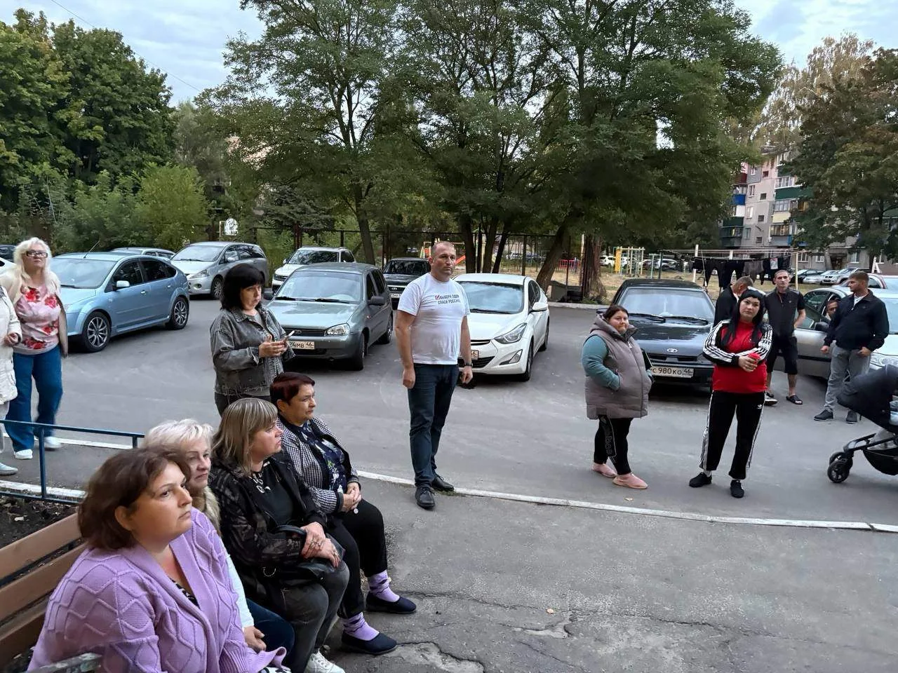 🏙 Депутат Алексей Томанов встретился с жильцами дома № 5/75 по 7-му Промышленному пере...