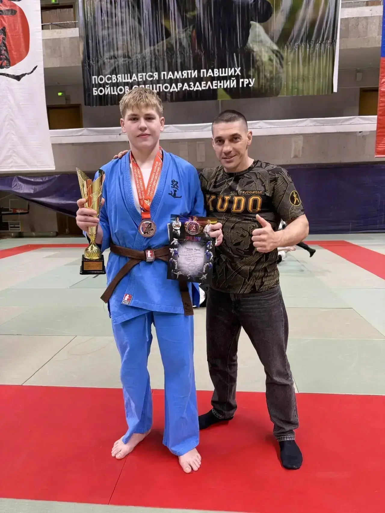 🥋От тренировки к победе: успех на Всероссийских соревнованиях   🥈 Ученик 11-Б класса Андрей Лодянов 