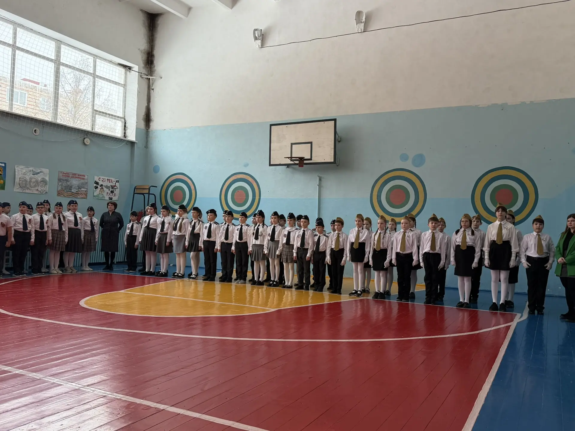 3-4 классы блестяще выступили на смотре строя и песни! Ровный строй, чистое пение и отличный командн