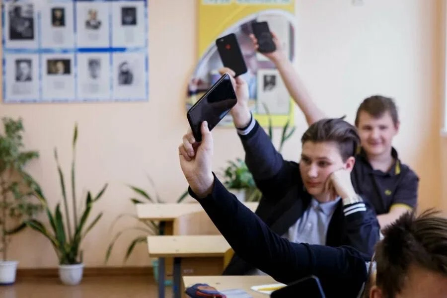 📲Пользоваться телефонами на уроках запретят школьникам с 1 сентября, — министр просвещ...