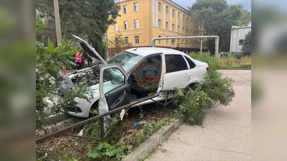 В Саратове автомобиль «Лада Гранта» протаранил ограждение