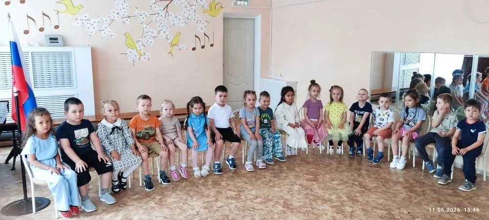 Нет края на свете красивей,
Нет Родины в мире светлей!
Россия, Россия, Россия, –
Что может быть серд