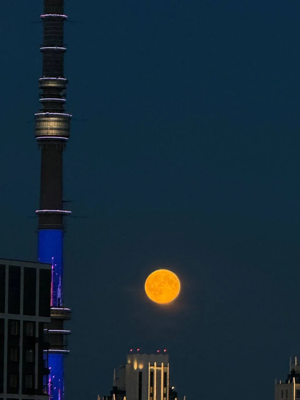 🌕 Яркая Осетровая Луна взошла над Москвой