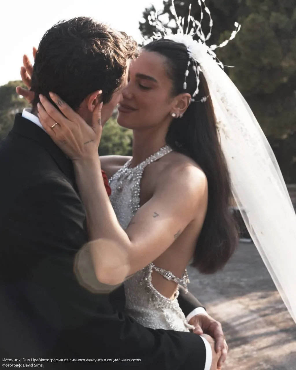 Дуа Липа показала первые свадебные кадры со своим супругом Каллумом Тёрнером💍

Торжество прошло на 