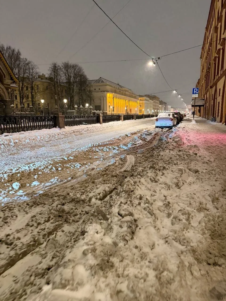 ❗️Из-за снега и гололёда движение в Питере оказалось парализовано.