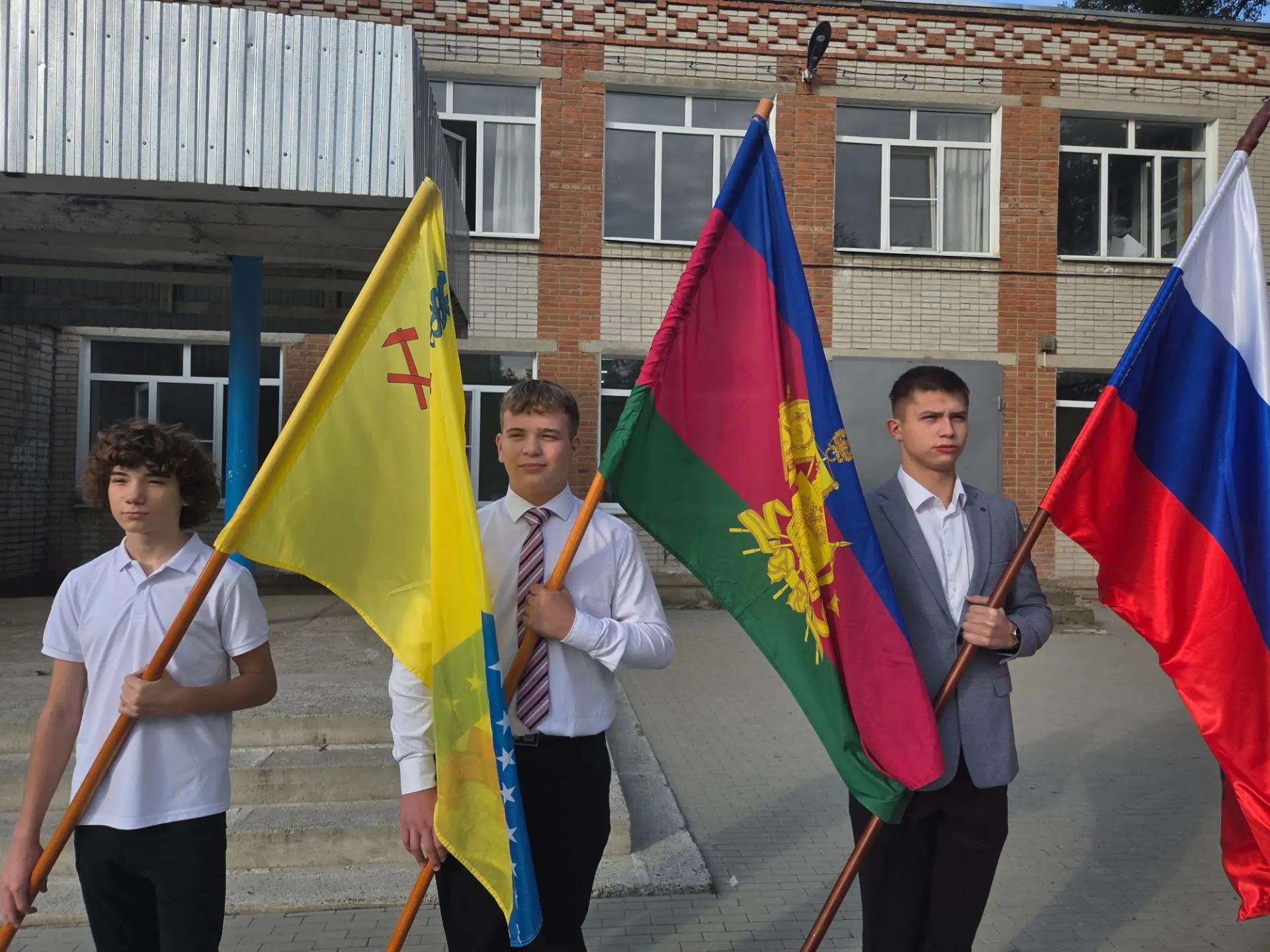 💫Понедельник начался с линейки, посвященной поднятию Государственного флага Российской...