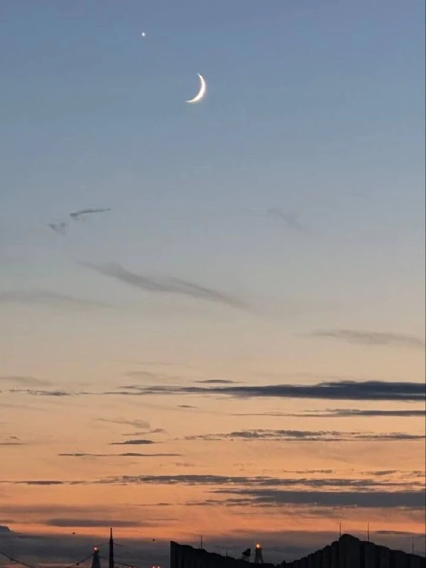 🌙Москвичи наблюдали тонкий серп Луны рядом с Венерой.

Это явление называется соединением — когда н